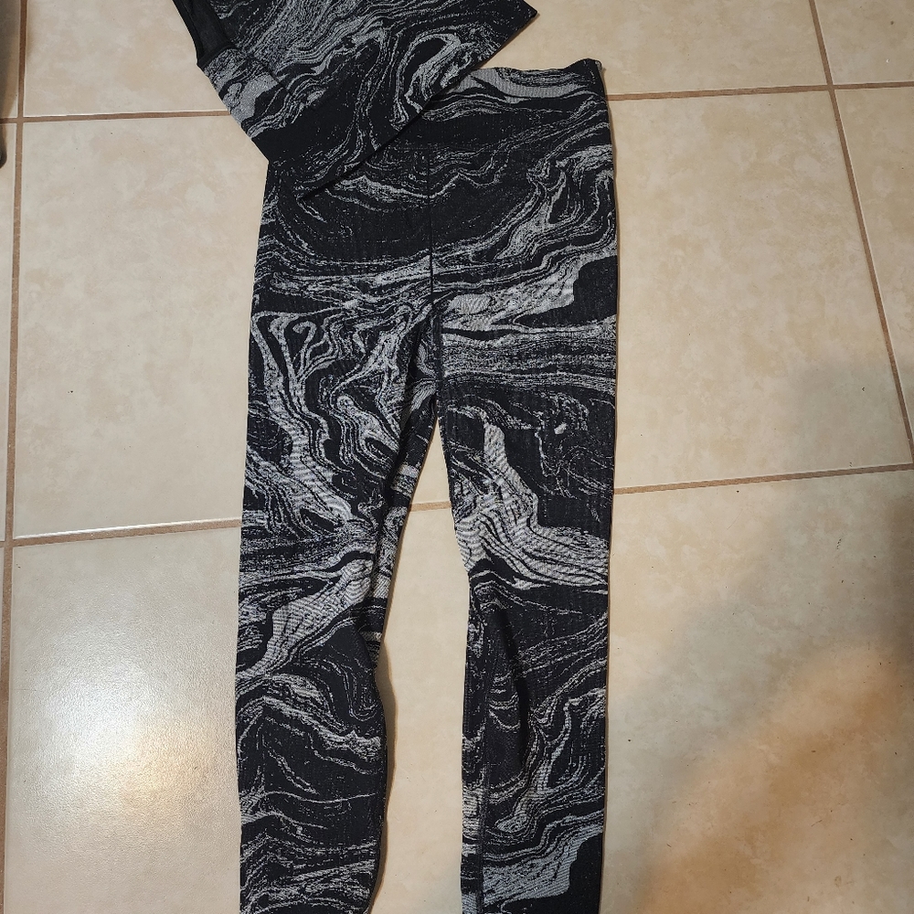 Athleta black swirl set